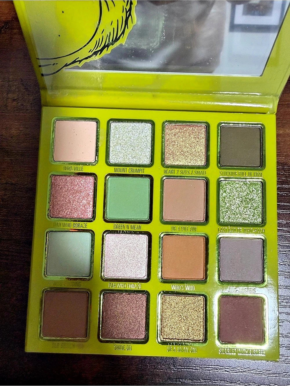 Kylie Cosmetics Kylie x The Grinch Pressed Powder Palette Green